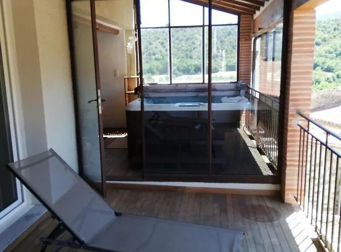 Casa de Férias Maison De Caractère Avec Jacuzzi Entre Et Montagne à De Conflent *