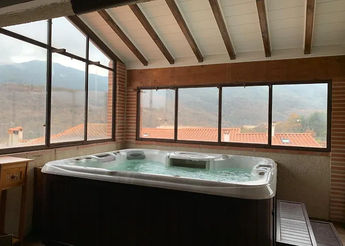 Casa de Férias Maison De Caractère Avec Jacuzzi Entre Et Montagne à De Conflent *